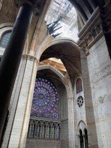 Détail sur l'ouverture intérieure de la Cathédrale de Notre-Dame de Paris